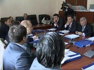 OPOZITA KUNDER BERISHES PO DEMTON KOSOVEN DUKE BERE PAZARE ME BIZNESIN SERB LAJM