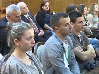 STUDENTET KOSOVARE TAKOHEN NE TIRANE ME KRYEMINISTRIN SALI BERISHA LAJM