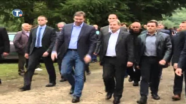 KOMISIONERI HAHN NE SERBI VIZITON NJE QENDER PER PRITJEN E EMIGRANTEVE BASHKE ME VUÇIÇ LAJM
