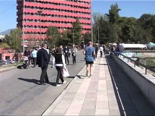 MUSHKRIA E TIRANES QYTETARET SHFRYTEZOJNE MASIVISHT PARKUN E LIQENIT LAJM