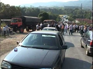 BARRIKADAT NE KOSOVE SERBET PRITET TE KUSHTEZOJNE HEQJEN E TYRE LAJM