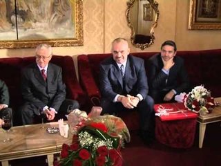 RAMA URON KOLEGET KARTOLINE DHE FJALOR POLITIK DHURATE PER FESTA LAJM