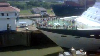 Crucero Millennium pasando por El Canal de Panamá 2