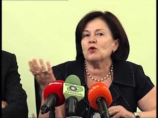 DHURATE E RRALLE ARKIVI MERR NE DOREZIM LIBRIN ME AUTOGRAF TE E HOXHES LAJM