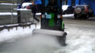 [0:27] Демонстрация работы снежной щётки на City Ranger 2250