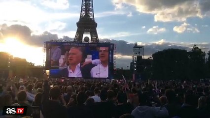 La Marsellesa cantada por 90.000 fans en la Torre Eiffel