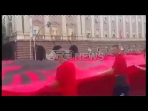 Ora News – Flamuri gjigand kuqezi shpaloset në bulevardin “Dëshmorët e Kombit”