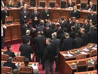 SHBA DHE BE DENOHET DHUNA E USHTRUAR NE SALLEN E KUVENDIT LAJM