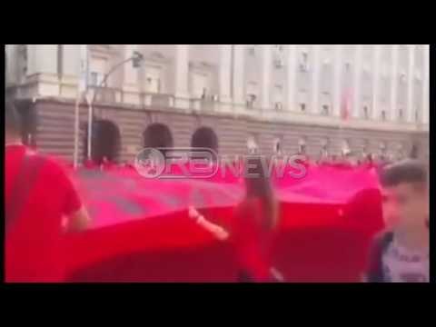 Ora News – Flamuri gjigand kuqezi shpaloset në bulevardin “Dëshmorët e Kombit”