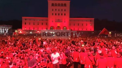 Report TV - 'Tirana Fan Zone në flakë', mijëra  tifozë kuqezi për kombëtaren