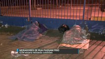 Moradores de rua reclamam que GCM estaria retirando colchões deles