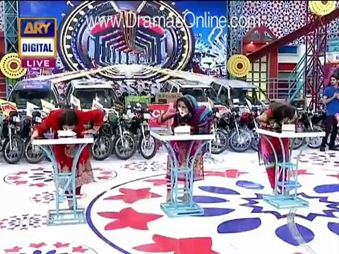 Motor Bike k liye in larkion ny apna kya haal kr lia-no shame at all