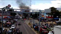 Maestros queman equipamiento policial en Oaxaca, México