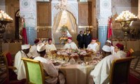 جلالة الملك محمد السادس يقيم بفاس مأدبة إفطار على شرف أعضاء المجلس الأعلى لمؤسسة محمد السادس