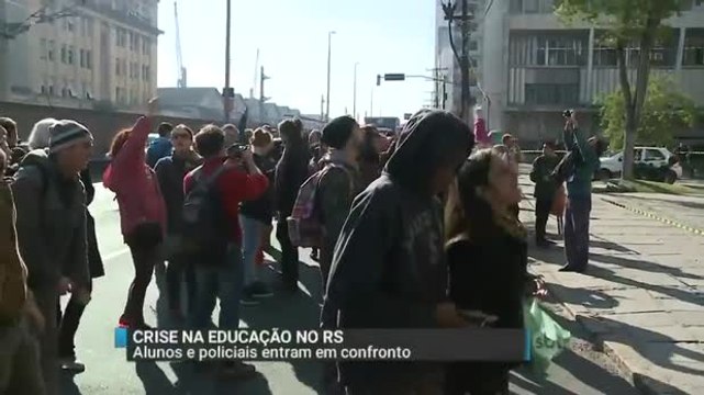 Policiais e estudantes entram em confronto em Porto Alegre