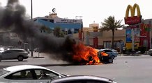 سياره تحترق بعد الحادث لاحول ولا قوه الا بالله