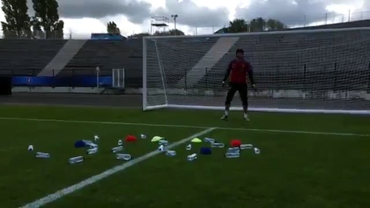 entrainement de Petr Cech avec bouteilles en plastique