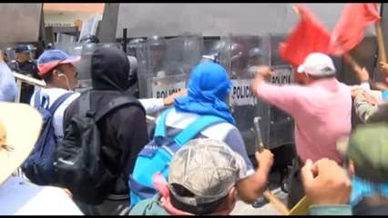 Download Video: Manifestación de maestros en México termina en enfrentamientos con policía antimotines