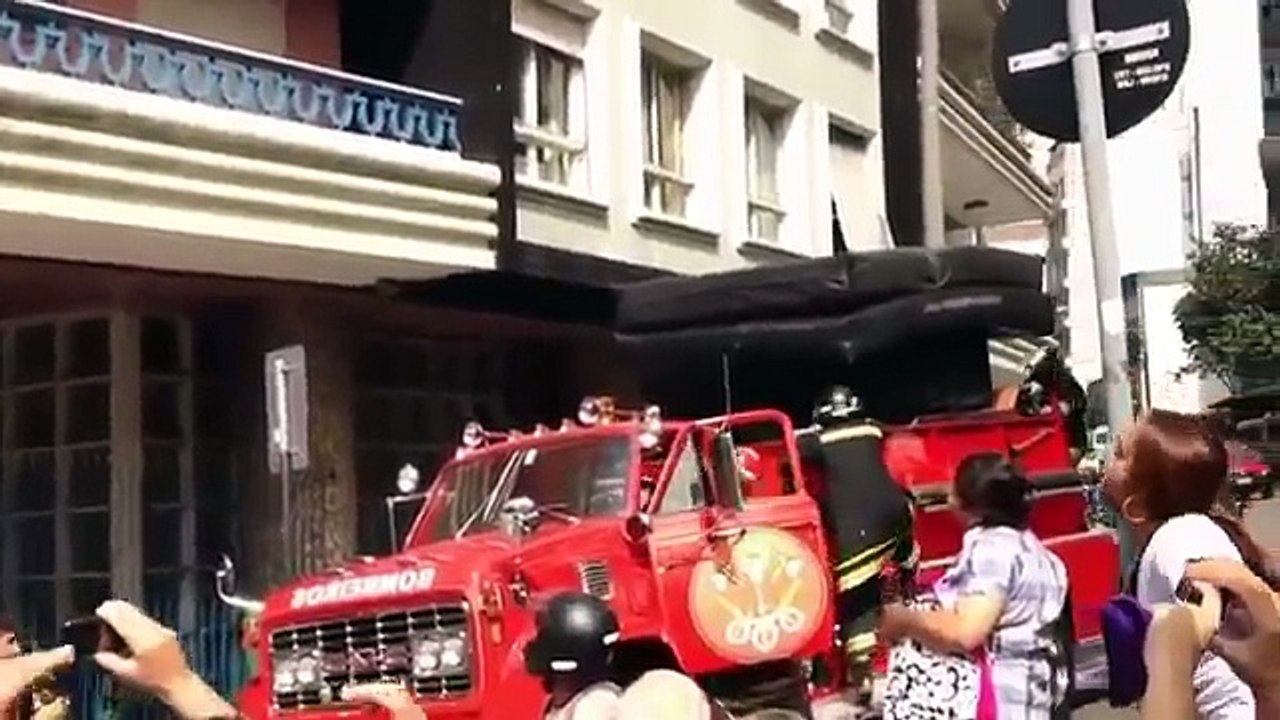 هههه-زوج يضبط زوجته تخونه و العشيق يهرب من النافذة-هههه