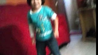 Criança de 2 anos  Brayan andando de esqueite e dançando