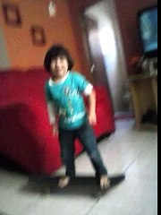 Criança de 2 anos  Brayan andando de esqueite e dançando