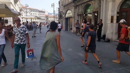 Une danseuse accompagne un musicien de rue