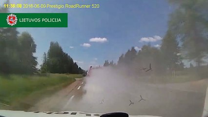 Il tente de fuir la police à l'aide d'un nuage de fumée et de clous