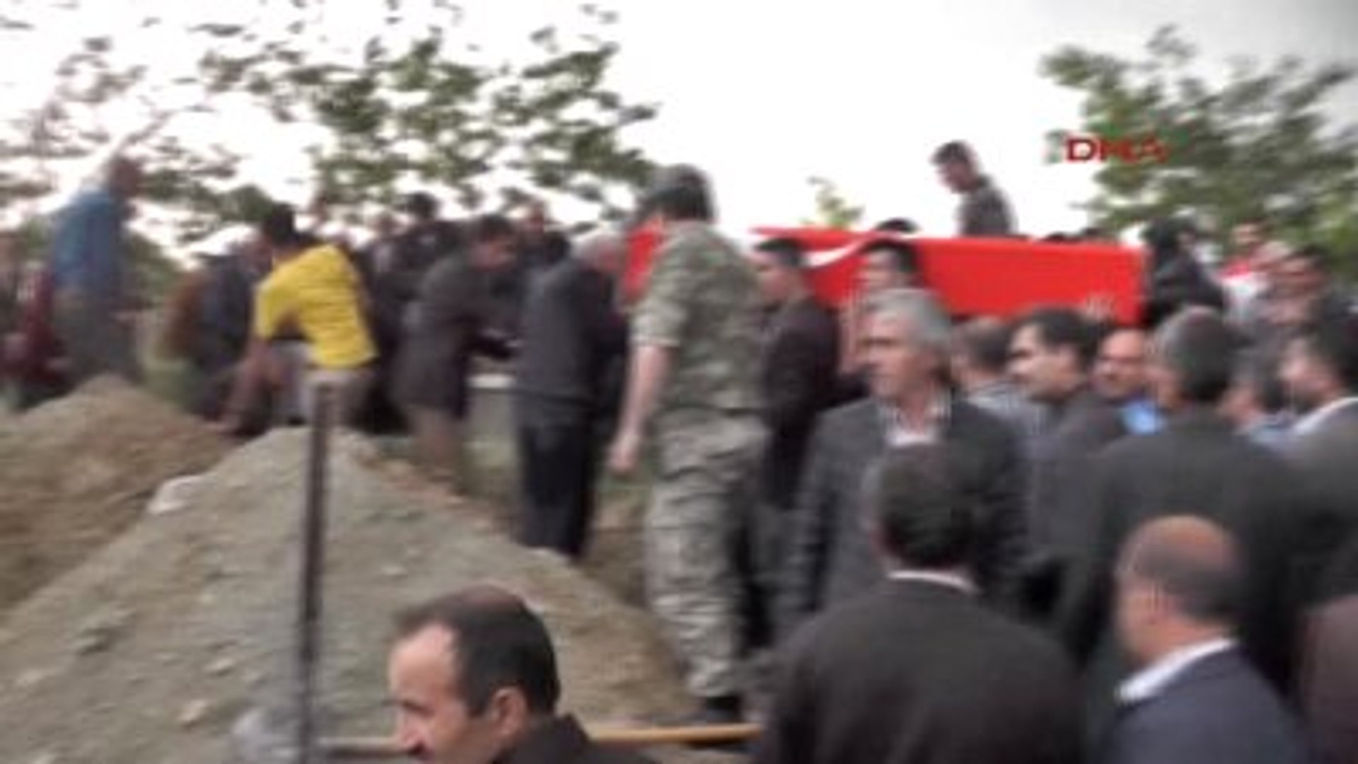 Qizlar hamma narsani mushuklari va eshaklari bilan itarib yuborishadi (video)