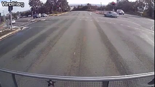 Une voiture fait du drift au mauvais endroit !