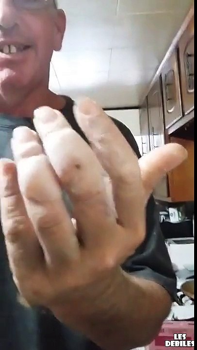 Un homme perce son bouton et boit son pus !