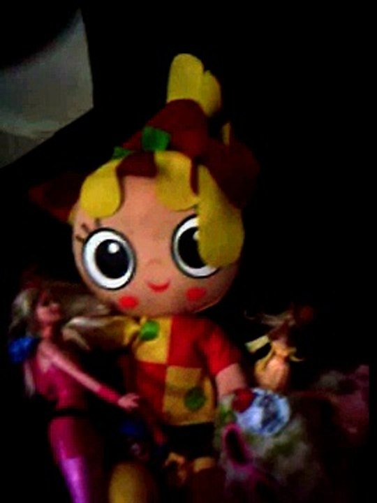 Manu apresentando as bonequinhas