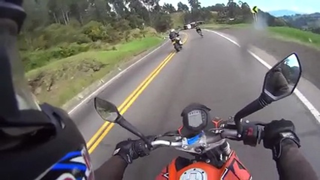 Ce cycliste grille 2 motards dans une descente... Dingue