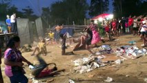 Des gamins dansent dans la boue et les déchets... C'est ça les festivals en Inde???