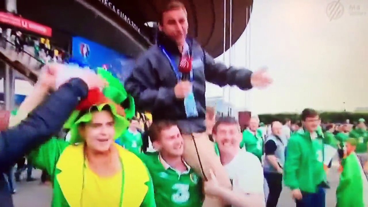 Un journaliste hongrois se fait porter par des supporters irlandais !