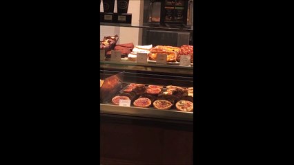 Des souris dans l'étalage d'une patisserie Gare de Lyon à Paris chez Paul