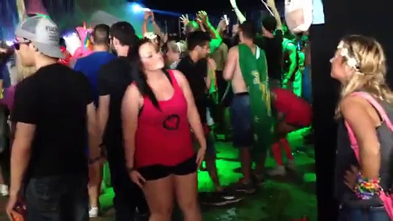 İşitme engelli arkadaşı için şarkıyı işaret diline çevirdi