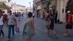 Ce père encourage sa fille à danser dans la rue à côté d'un violoniste jouant la valse d'Amélie Poulain
