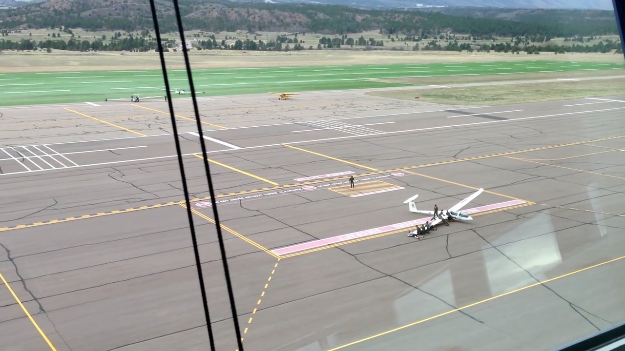 Décolage d'avions dans des mini tornades sur un aéroport
