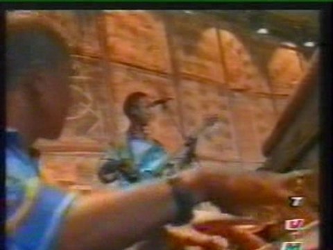 Samoela sy ny mpandihin'i Rakoto Frah - Leo live