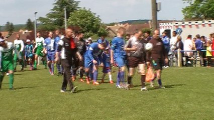 ECOLE DE FOOT - ENTREE DES JOUEURS 15.05.16 FCSC - SOM