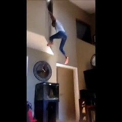 Ivre, elle tombe sur un aquarium