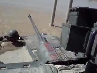 Des soldats coulent un tank par accident !