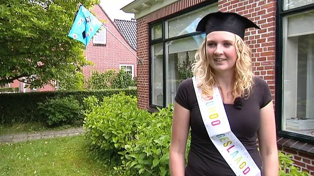 Oma heeft ook examenstress: Ik heb wel even zitten janken in de auto - RTV Noord