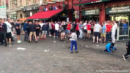 Euro 2016- des supporters anglais humilient des enfants roms en leur lançant des pièces_2