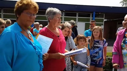 Vaste bezoekers strijden voor behoud zwembad Winsum - RTV Noord