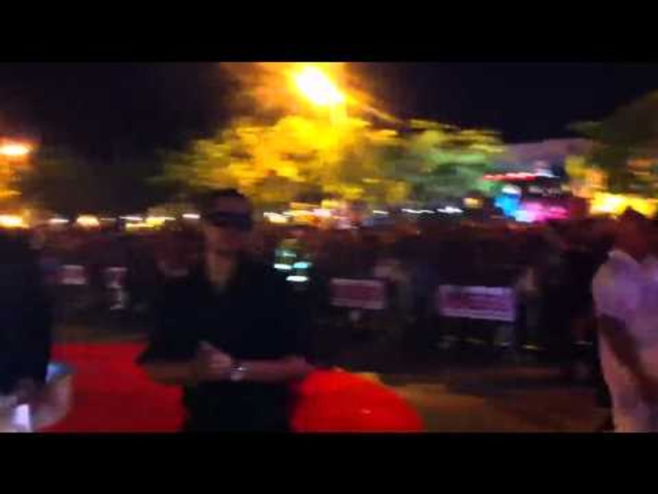 J alvarez caminando por la alfombra