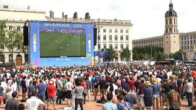 Los hinchas ingleses celebran la victoria in extremis frente a Gales