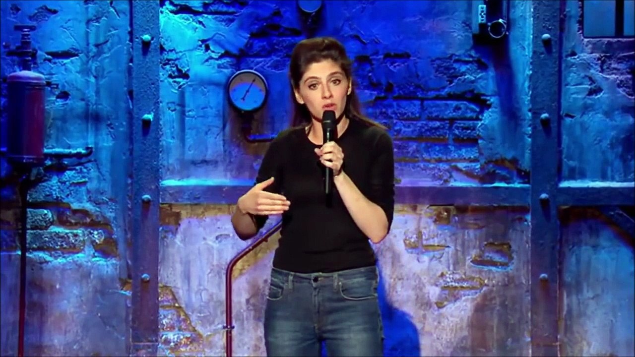 Sketch de Marina Rollman - "Tant de talents dans un si petit corps" JCC