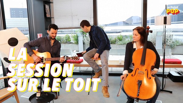 Alex Beaupain reprend « La petite Bill, elle est malade » d’Alain Souchon, dans la session sur le toit.