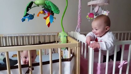 Birbirlerini Güldüren Sevimli İkizler :)
